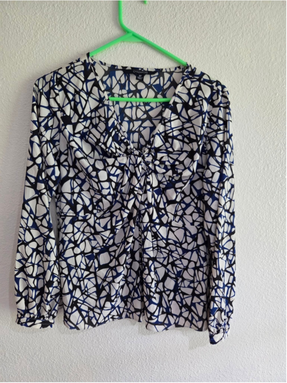Chadwicks Women’s 8P Long Sleeve V-Neck Blouse Blue White Black Abstract Print